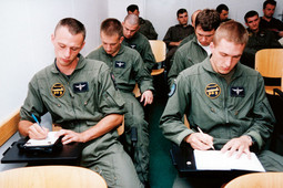 ODAZIV STUDENATA ZA zvanje vojnog pilota opada iz godine u godinu, a razlozi su loše rješenje statusnih pitanja, nedostatak novca za treninge i mali broj letjelica