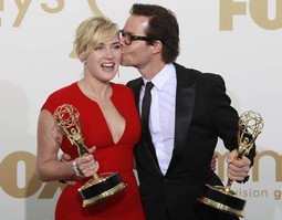 Dobitnici nagrade
Emmy Kate Winslet i
Guy Pierce za uloge u
seriji 'Mildred Pierce'