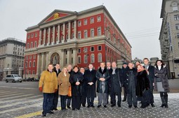 PREDSTAVNICI HRVATSKE Članovi hrvatske delegacije pred
rezidencijom moskovskog
gradonačelnika