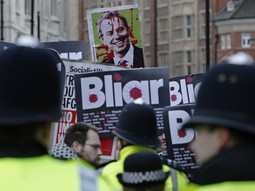 NA ULICAMA oko zgrade konferencijskog centra, gdje je
Blair svjedočio, demonstranti su
nosili transparente s natpisom 'Bliar' optužujući ga da je lagao o britanskoj invaziji na Irak