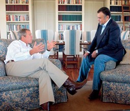 NASLJEDNICI DINASTIJA Prijateljski i poslovno povezane dinastije Bush i Saud: George W. Bush aktualni je američki predsjednik, a Bandar bin Sultan je sin prijestolonasljednika i vjerojatni budući kralj, sklon obračunu s Iranom