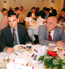 Roman Binder službeni je vlasnik i direktor tvrtke Molteh za koju kao vozač radi Krunoslav Trajković  koji je Zagorcu nosio dokumente u Beč