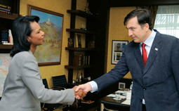 Condoleeza Rice, državna tajnica, došla je u Gruziju u jeku sukoba, kako bi nagovorila Saakašvilija na potpisivanje mirovnog plana