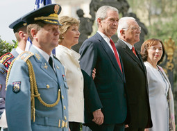 U PRAGU s češkim predsjednikom Vaclavom Klausom (gore), velikim protivnikom teorije o globalnom zatopljenju, pred kojim je Bush pazio što govori