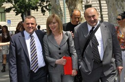 ODVJETNIČKI TANDEM
Čedo Prodanović i Jadranka Sloković s
hrvatskim generalom Rahimom Ademijem
nakon što ga je Županijski sud u Zagrebu 2008.
godine oslobodio optužbi za ratne zločine tijekom akcije Medački džep 1993. godine