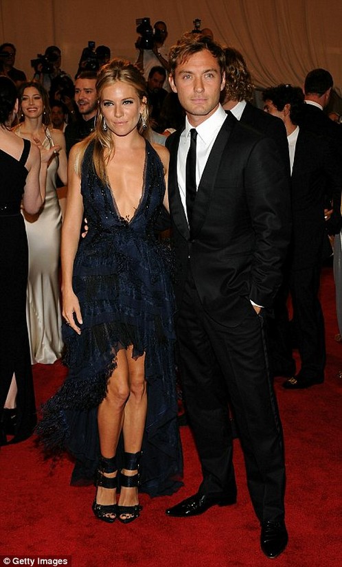 Sienna Miller i Jude Law; Foto: Daily Mail