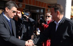 KOALICIJA U LABINU
Zoran Milanović i Radimir Čačić susreli su se 14. ožujka u
Labinu, kako bi razgovarali o zajedničkoj koaliciji; nije još odlučeno hoće li se u koaliciju
pozvati i HSLS