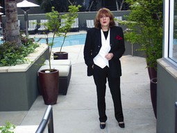 BRANKA ŠOMEN,
bivša novinarka Vjesnika, od 2007. je konzulsavjetnik u Los
Angelesu