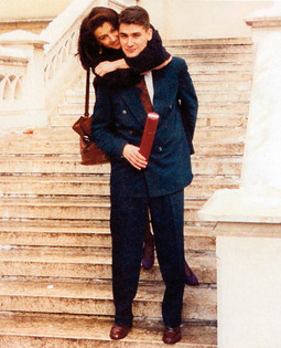 DIPLOMAC Zoran Milanović s današnjom suprugom Sanjom nakon promocije na Pravnom fakultetu 1992.; nekoliko mjeseci kasnije pozvan je u MVP 