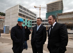 JERKO ROŠIN, državni tajnik za turizam Branko Grgić i novoizabrani
gradonačelnik Željko
Kerun, vlasnik hotela
'Marjan Hilton', u
studenome 2008.
prate radove na
rekonstrukciji tog
luksuznog hotela