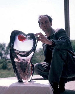 Umjetnik svjetskog
glasa Umjetnik Raoul
Goldoni sa skulpturom
'Razlistana ruža',
napravljenom od
višebojnog muranskog
stakla, koja je 1965.
poslana u Beograd za
potrebe reprezentacije