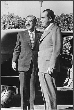 Nekadašnji japanski premijer Eisaku Sato i bivši američki predsjednik Richard Nixon