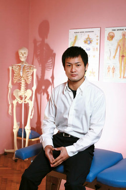 SHIMICHI TAKAHASHI diplomirao je prošle godine u SAD-u na Palmer College of Chiropractic koji je osnovao utemeljitelj kiropraktike