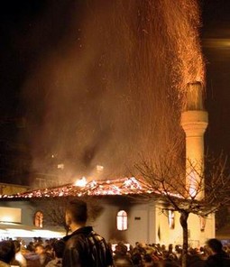 Napadači su upali u džamiju, sagrađenu u 17. stoljeću, iznijeli iz nje sve što im se prohtjelo i zapalili je.