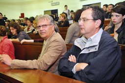 IZMEĐU STUDENATA I SENATA Dekan Miljenko Jurković, na slici s prodekanom
Daliborom Blažinom, podržava zahtjeve studenata, ali ne više i metodu blokade
