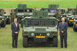 Veleposlanik Foley i ministar Božinović s doniranim oklopnim vozilima (Foto: MORH)
