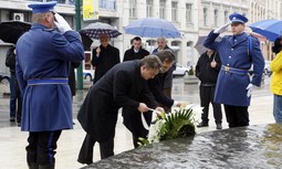 Članovi Predsjedništva BiH Haris Silajdžić i Željko Komšić položili su svijeće i odali počast na spomen-obilježju kod Vječne vatre u Sarajevu povodom, Dana neovisnosti Bosne i Hercegovine. 