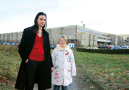 U REMETINCU Ana-Maria Getoš s nećakinjom
Laurom, kćeri Gordane Getoš Magdić ispred zatvora u Remetincu