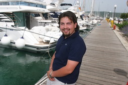 Filip Vukelić, 25-godišnji skiper i student pravnog fakulteta u Zagrebu, osnovao je tvrtku Marinanet d.o.o. na čijoj web stranici www.marinanet.hr odnedavno prvi put u Europi može rezervirati vez u nautičkoj marini