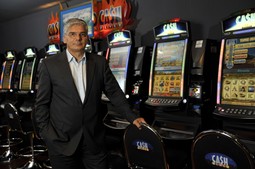 DRAGAN VUKADINOVIĆ, direktor sektora kasina
i automat-klubova u Hrvatskoj lutriji, kaže da postoje organizirane grupe turista koji se dolaze
kockati i da je bilo dobitaka i do milijun kuna