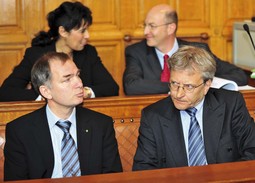 LIJEČNIK Götz Dimanski (na slici lijevo) sa svojim savjetnikom tijekom sudskog procesa koji se protiv njega i
kolegice Manju Guha (u pozadini) vodi na sudu u Bremenu