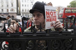 Navijač Liverpoola ispred suda u Londonu (Foto: Reuters)
