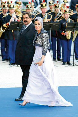 KATARSKI EMIR Šeik Hamad bin Kalifa al-Tani sa
svojom suprugom šeikom Moza Bint-Naser al-Misned, osnivačicom dječjeg kanala Al-Jazeere i nositeljicom sedam prestižnih počasnih doktorata