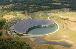 U SKLADU S OKOLIŠEM McLaren Technology Centre grije se i hladi prirodnim putem uz pomoć vode iz jezera