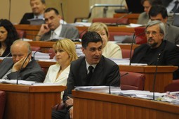 KRITIKA OPOZICIJE Mesić kaže da je Jadranki Kosor mandat povjerio brzo jer opozicija nije bila u stanju organizirati široku parlamentarnu raspravu