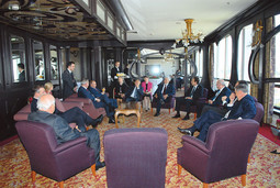 NA VRHU WESTINA Tijekom pauze na summitu predsjednici Putin i Mesić družili su se s hrvatskim premijerom Ivom Sanaderom, s kojim su i ručali u hotelu Westin