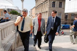 U OBRANU
OBERSNELA
Gradonačelnik Rijeke Vojko Obersnel
osumnjičen je da je omogućio privatnoj tvrtki Tržnice Rijeka da od 2000. do 2007. zaradi 69,4 milijuna kuna; u njegovu obranu stao je njegov
zamjenik Zoran Jovanović i primorsko-goranski župan Zlatko Komadina