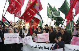 PROSVJEDI PROTIV VLADE I MUBARAKA
Pristaše jordanskih opozicijskih stranaka u Ammanu su prosvjedovali
protiv jordanske vlade i egipatskog predsjednika Hosnija Mubaraka