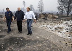 Ruski premijer Vladimir Putin posjetio je u petak jedno selo u kojem je izgorjelo 340 kuća (Foto: Reuters)