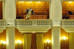 Trenutak u kojem je Sobaru skočio s balkona parlamenta (Foto: Reuters)