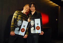 ZLATNA PLOČA U prosincu, manje od dva mjeseca od izlaska njihova zajedničkog albuma 'Songs From the Labyrinth', Edin Karamazov i Sting primili su zlatnu ploču za 700 tisuća prodanih CD-a