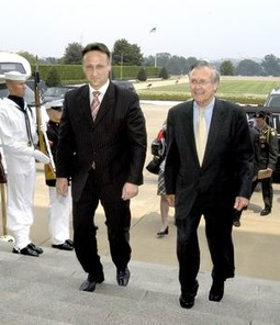 Razgovori hrvatskog izaslanstva s američkim ministrom obrane Donaldom Rumsfeldom otklonili su niz problema u odnosima dviju zemalja.