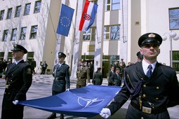 Hrvatska je primljena u NATO 2009., sada mora uvjeriti njegovo vodstvo da je unatoč recesiji pouzdan saveznik