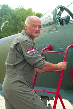 BRIGADIR IVAN SELAK,
jedan od dvojice preostalih aktivnih instruktora na MiGovima,
zaposlenik je ZTZ-a, što ga formalno pravno
ograničava pri obuci pilota