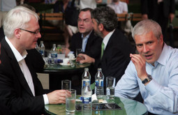 Predsjednici Josipović i Tadić popili su kavu, posjetili beogradsku knjižnicu i razmijenili darove
