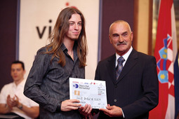 DEAN KOPRI stipendiju je primio od Josipa Guberine, ravnatelja glazbene proizvodnje HRT-a