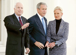 REPUBLIKANSKE SNAGE John McCain sa suprugom Cindy i predsjednikom Bushom u Bijeloj kući