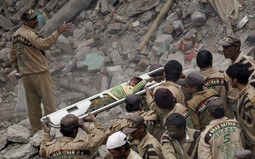 Spasilačke ekipe izvlače tijelo iz urušene zgrade (Foto: Reuters)