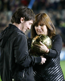 Lionel Messi s majkom Celijom drži Zlatnu loptu France Footballa na Camp Nou