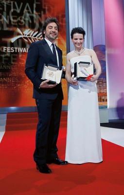 Juliette Binoche sa
španjolskim glumcem
Javierom Bardemom, koji
je proglašen najboljim
glumcem