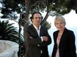 PHILIP ZEPTER i urednica Nacionala Sina Karli u vrtu vile na Azurnoj obali