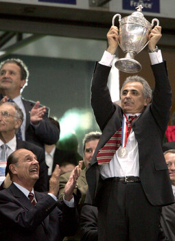 KAO TRENER PSG-a
Halilhodžić je 2004. osvojio Kup Francuske,
a pehar mu je uručio francuski predsjednik Jacques Chirac