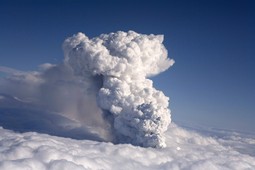 Erupcija vulkana nedaleko od glečera Eyjafjallajoekull (Foto: Reuters)