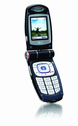 LG G7100 prvi je mobitel s digitalnim fotoaparatom VGA rezolucije, 4x zumom te ugrađenom bljeskalicom. Ovaj novi LG-jev model jedinstvenog futurističkog stila i trendovskog dizajna ima ekran koji se može zakretati za čak 270 stupnjeva, GPRS (4+2), WAP