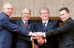 SASTANAK U TIRANI prošle nedjelje: Sanader s Georgeom Bushem, albanskim premijerom Berishom i predsjednikom Makedonije Gruevskim