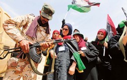 I BORCI, A NE
SAMO ŽRTVE
Pobunjenički vojnik
podučava svoje libijske
sunarodnjakinje
upotrebi oružja da bi
se mogle pridružiti
pobuni protiv Gadafija